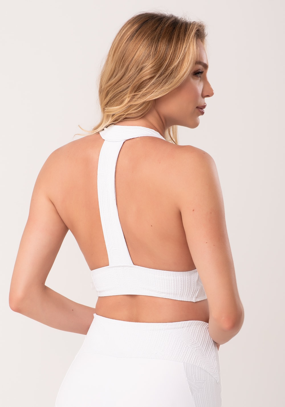 Top fitness feminino branco texturizado com costas nua new age