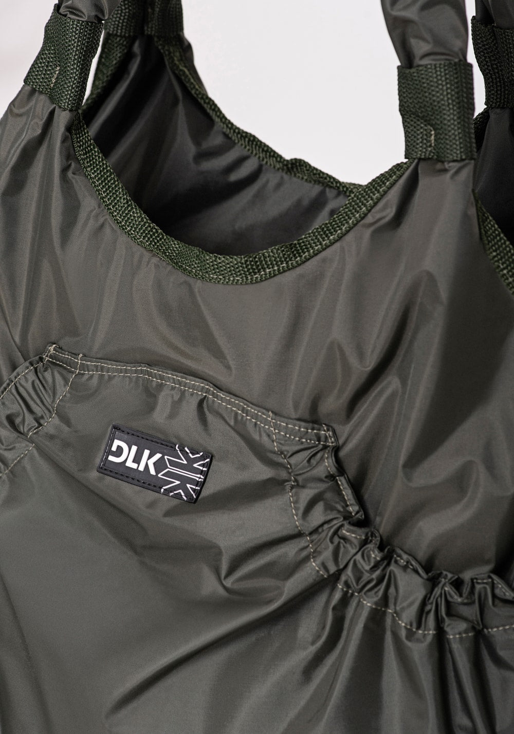 Bolsa de ombro verde militar com bolso externo