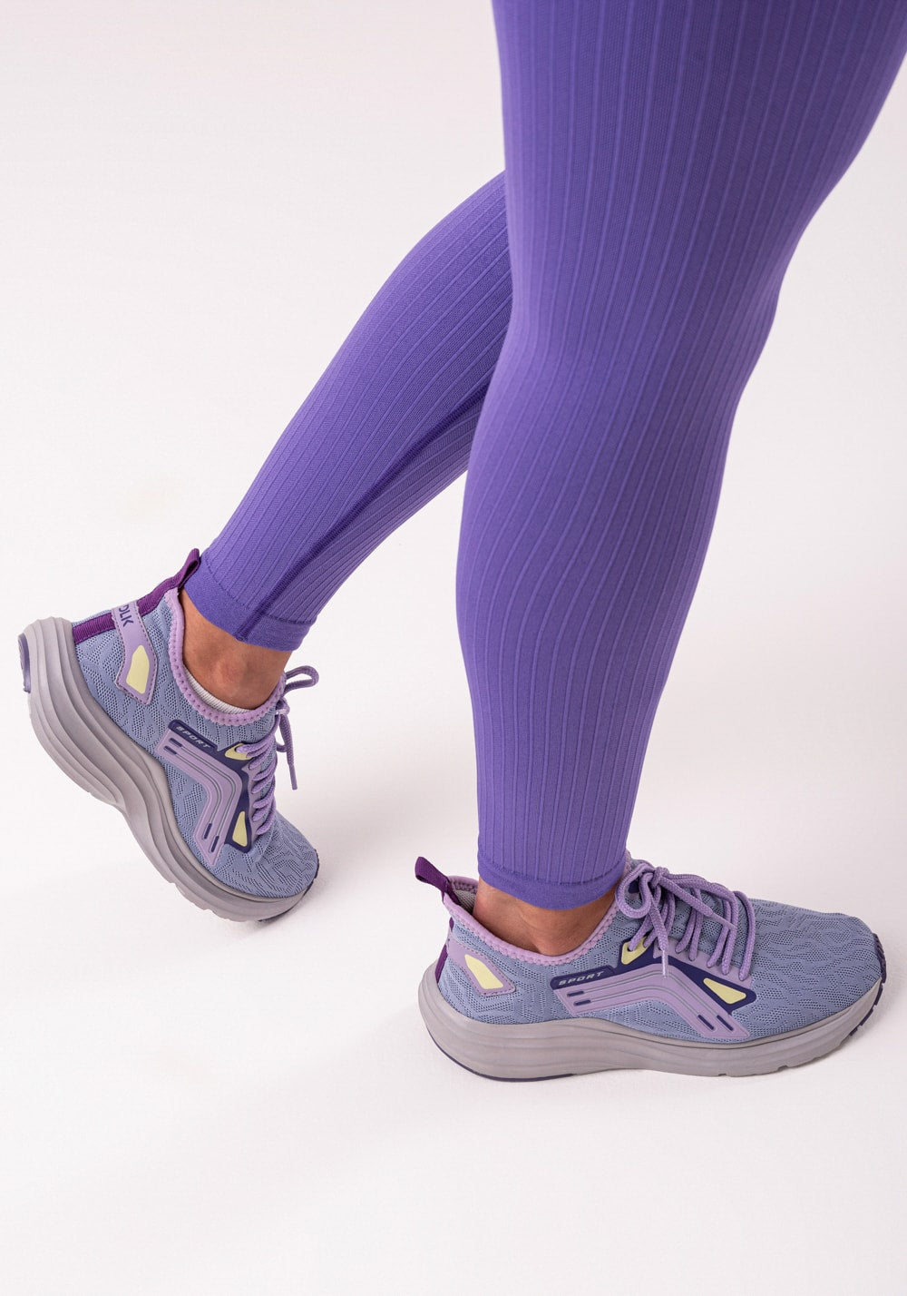 Tênis esportivo feminino lilás com cinza