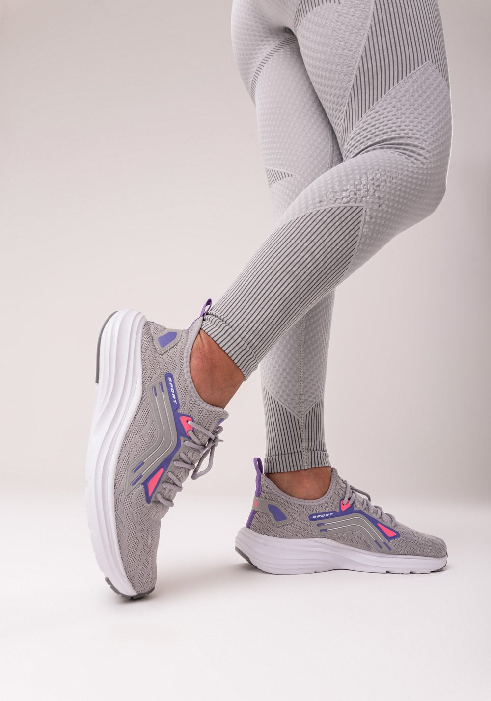 Tênis esportivo feminino cinza