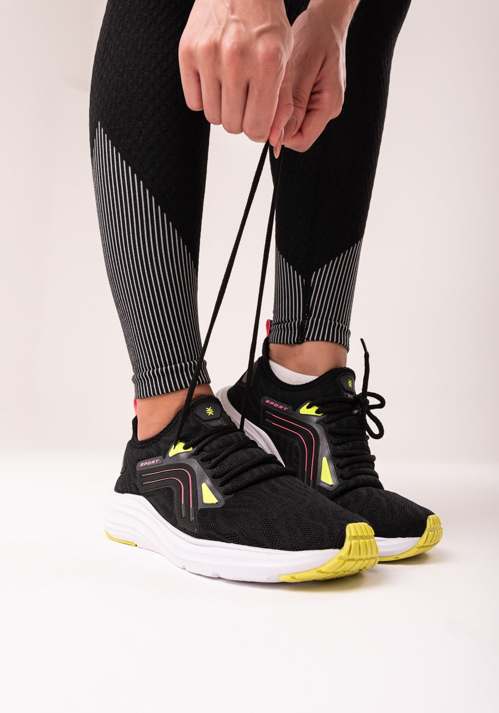 Tênis esportivo feminino preto com branco