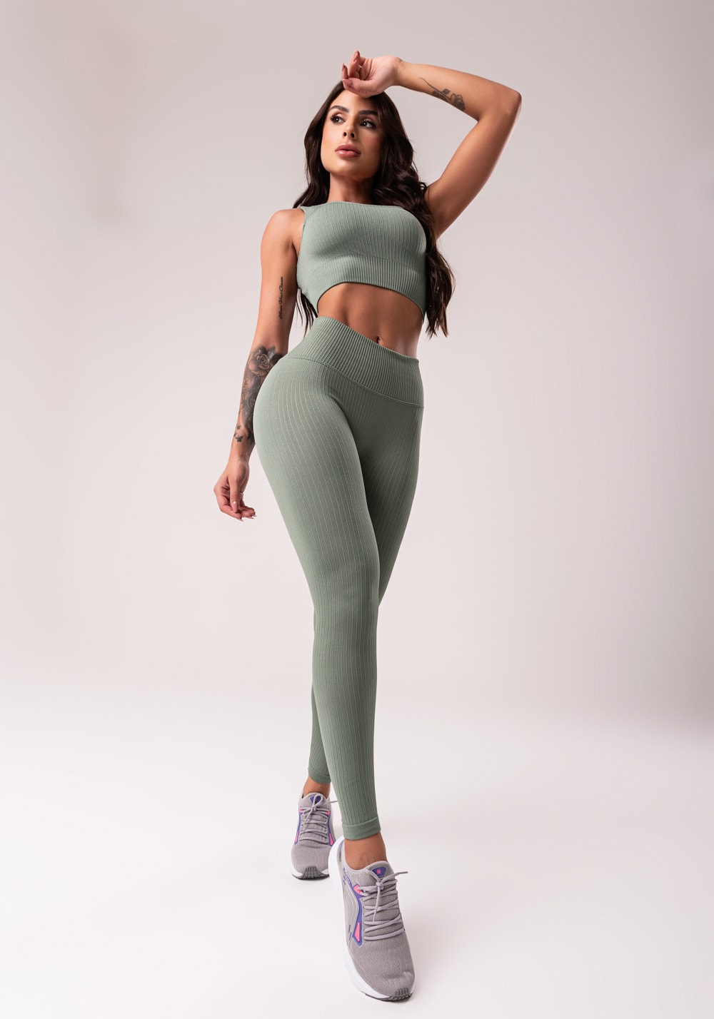 Legging fitness feminina verde com cós alto e detalhe em v seamless
