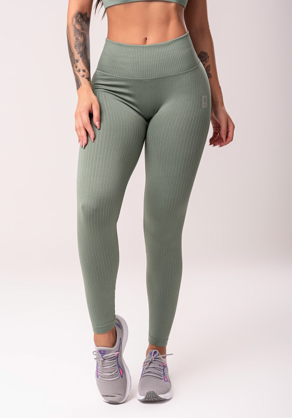 Legging fitness feminina verde com cós alto e detalhe em v seamless