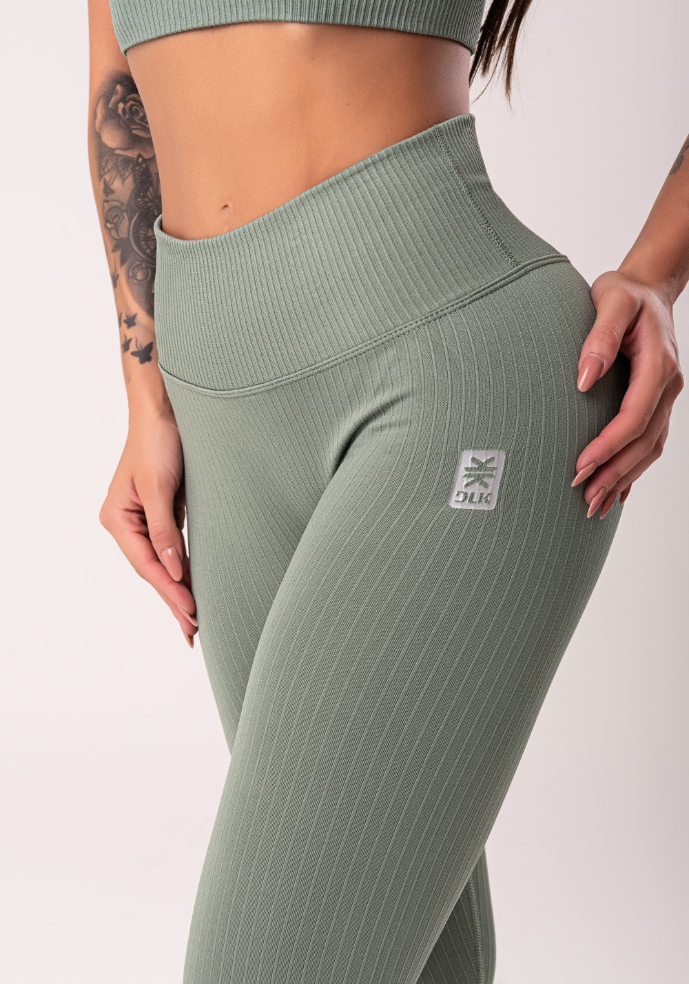 Legging fitness feminina verde com cós alto e detalhe em v seamless