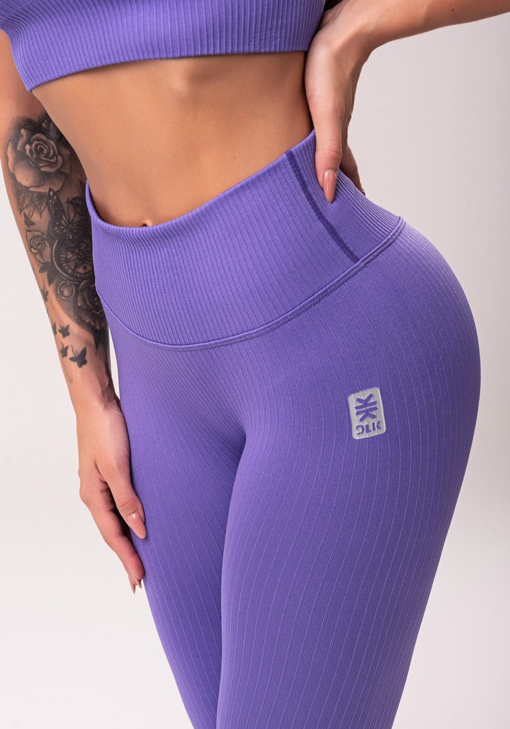 Legging fitness feminina roxo com cós alto e detalhe em v seamless