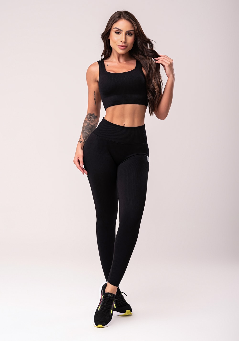Legging fitness feminina preto com cós alto e detalhe em v seamless