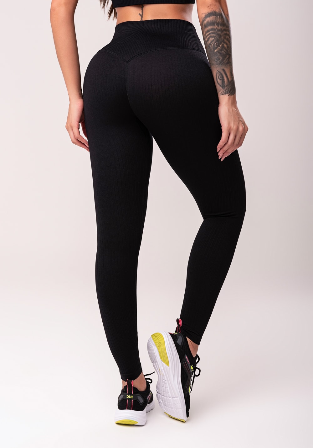 Legging fitness feminina preto com cós alto e detalhe em v seamless