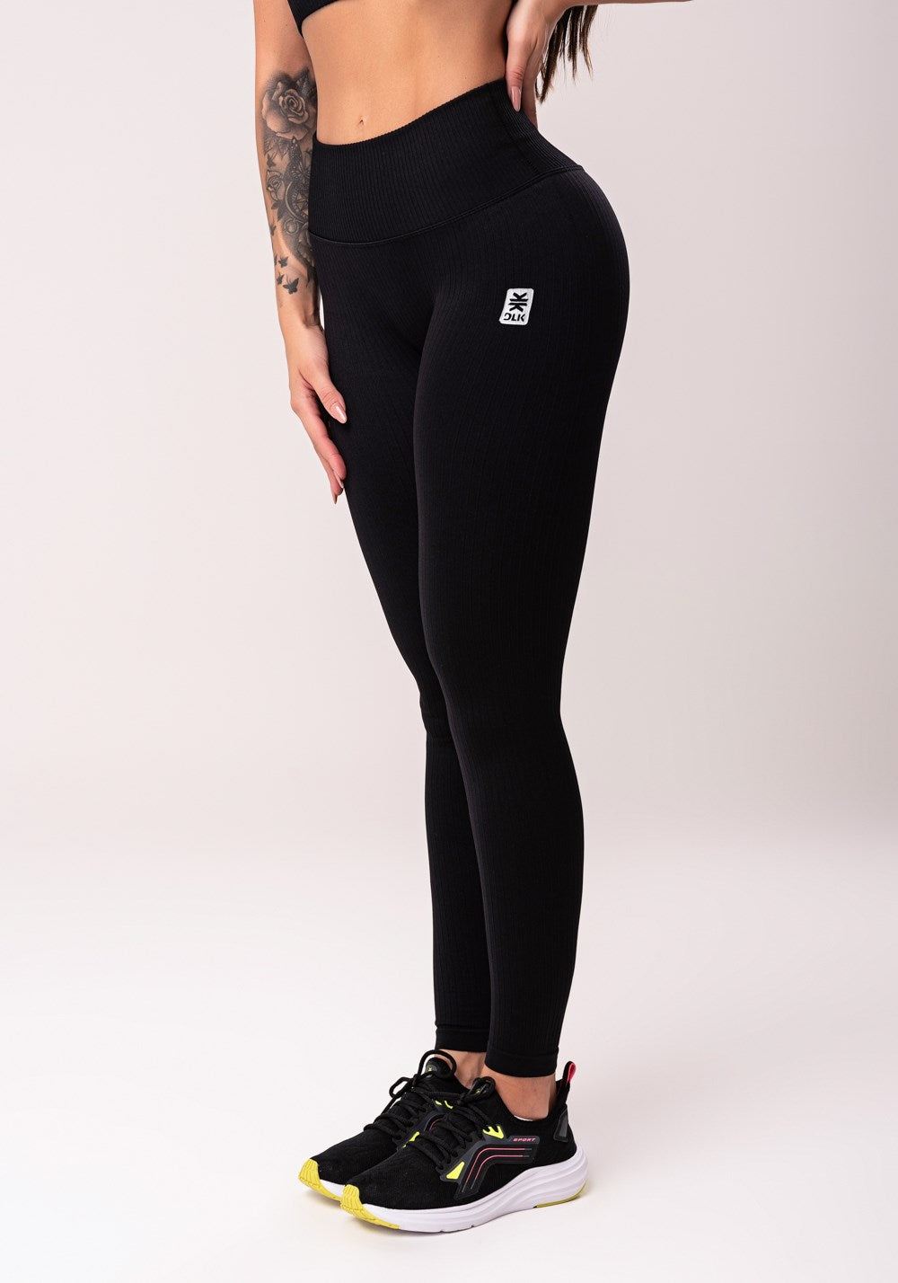 Legging fitness feminina preto com cós alto e detalhe em v seamless