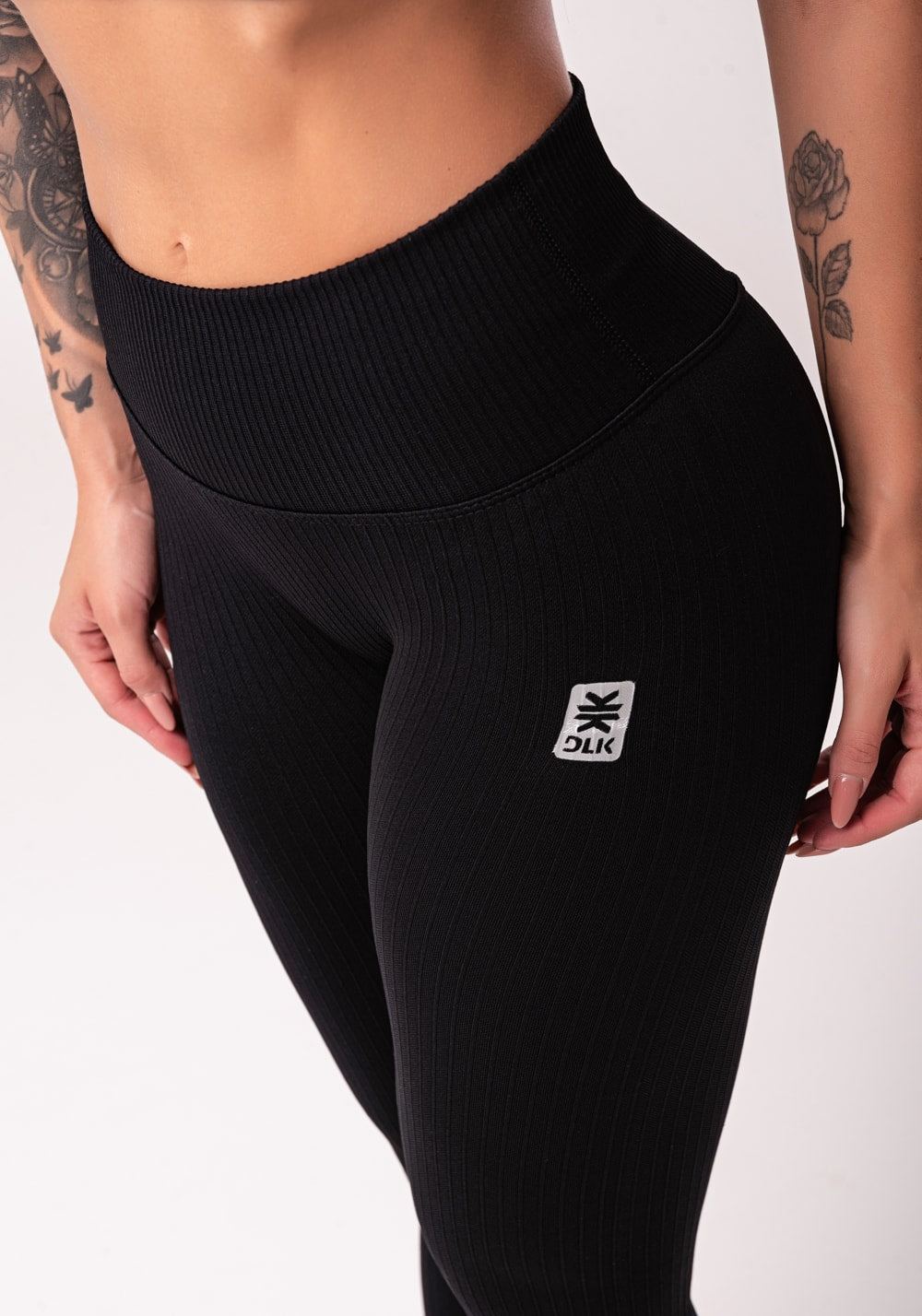 Legging fitness feminina preto com cós alto e detalhe em v seamless
