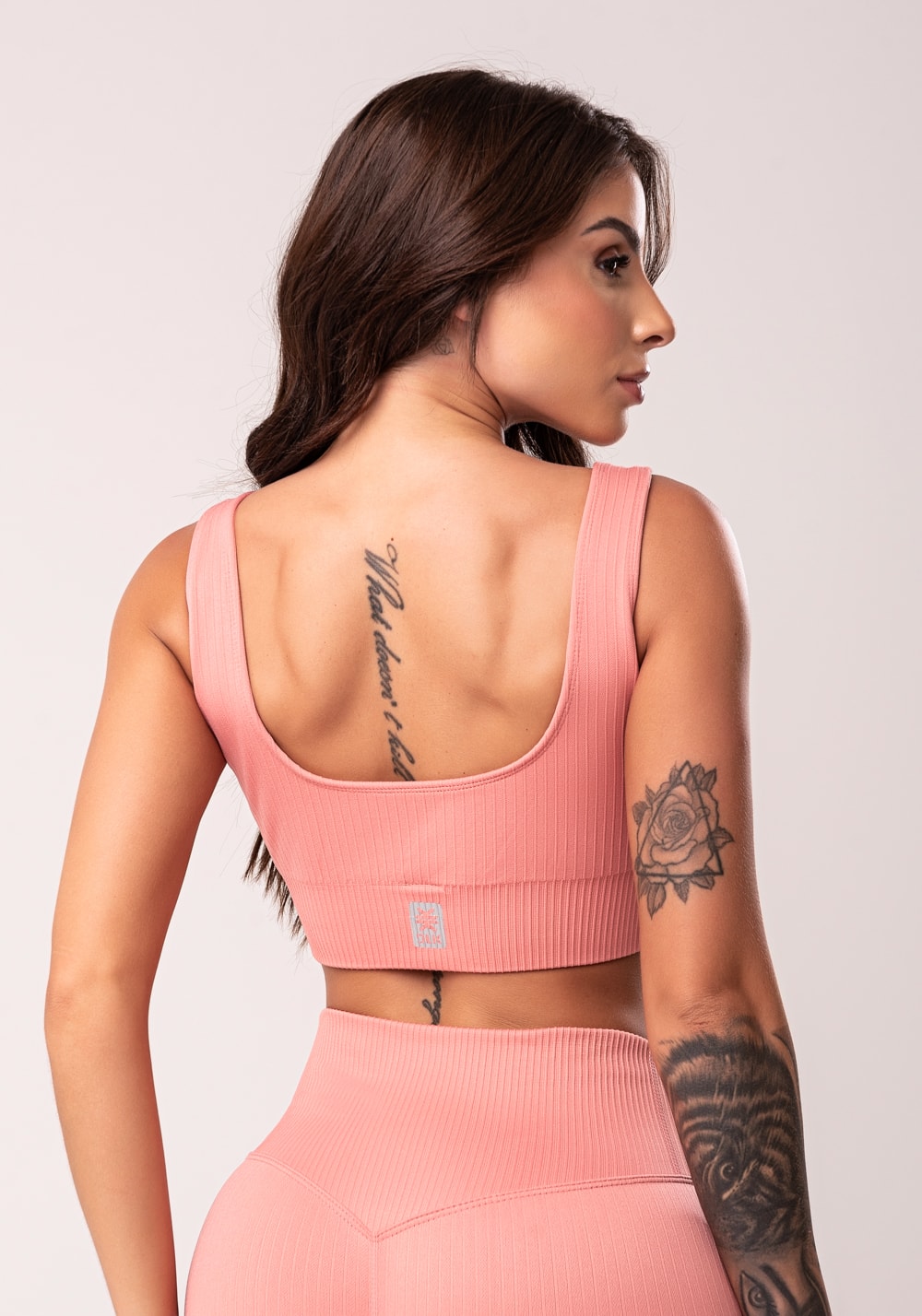Top fitness feminino rosé com bojo e alças largas seamless