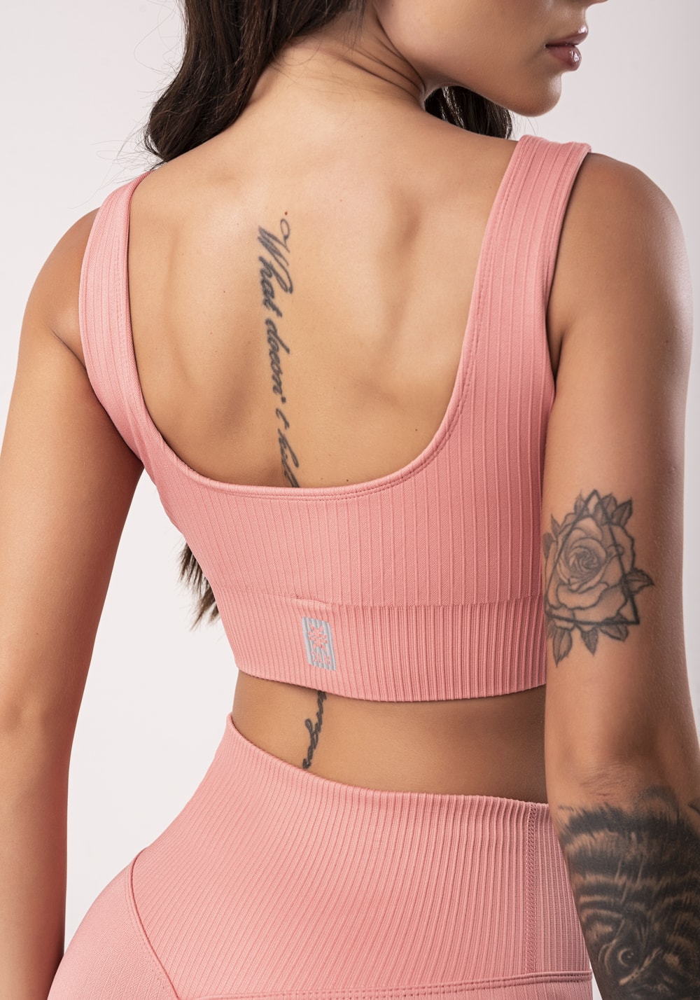 Top fitness feminino rosé com bojo e alças largas seamless