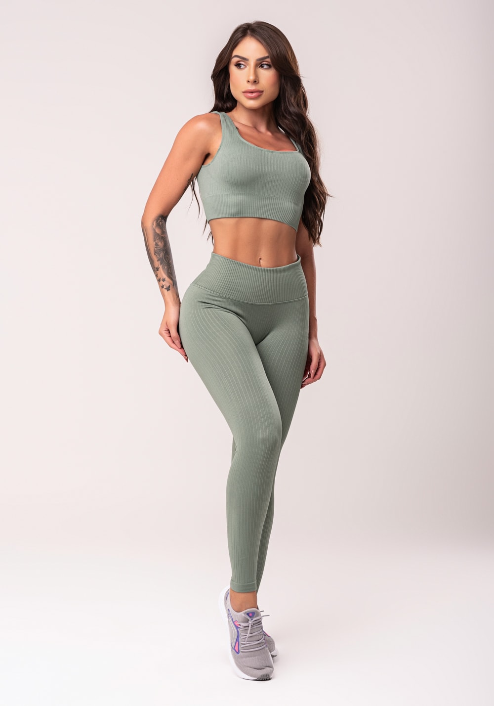 Top fitness feminino verde com bojo e alças largas seamless