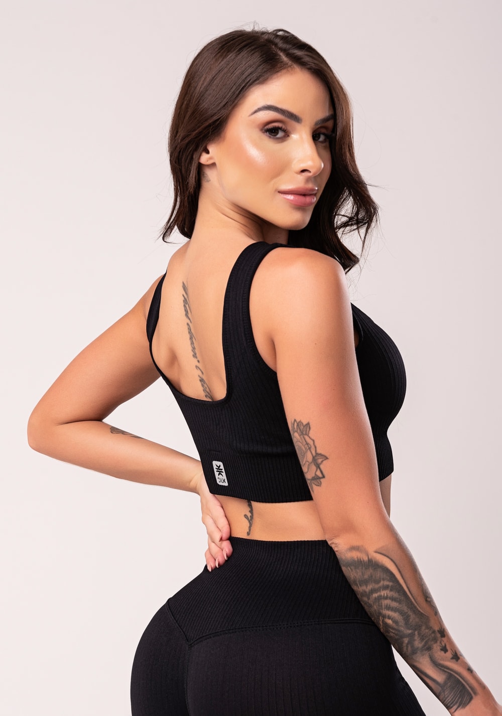 Top fitness feminino preto com bojo e alças largas seamless