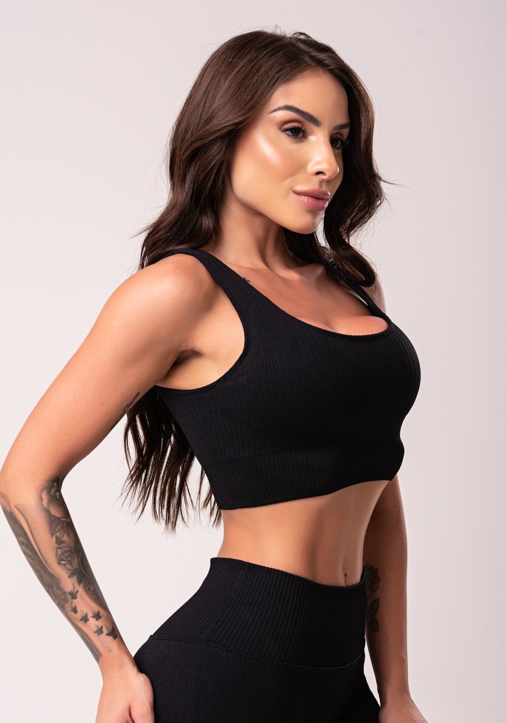 Top fitness feminino preto com bojo e alças largas seamless