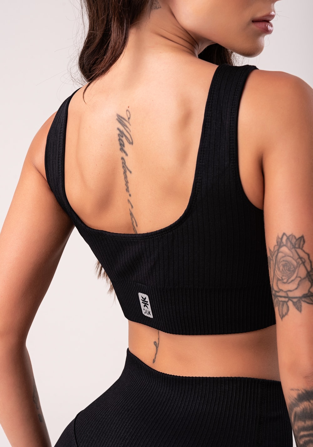 Top fitness feminino preto com bojo e alças largas seamless