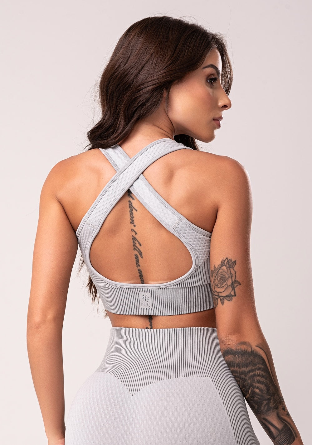 Top fitness feminino cinza texturizado com bojo e alças cruzadas seamless