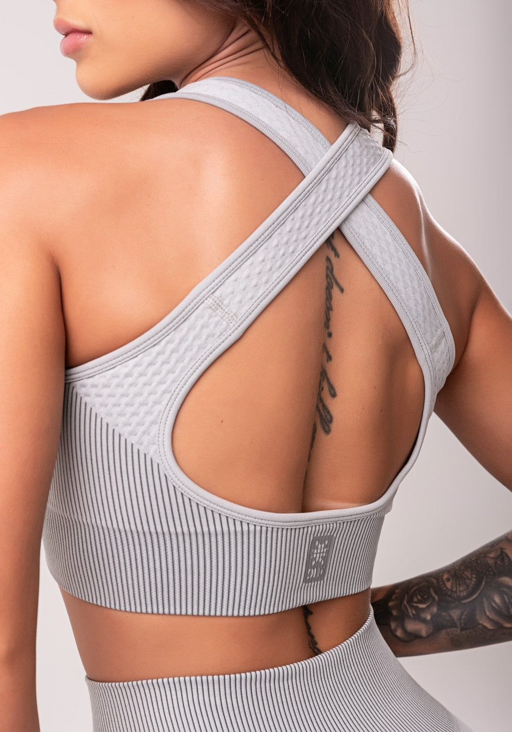 Top fitness feminino cinza texturizado com bojo e alças cruzadas seamless
