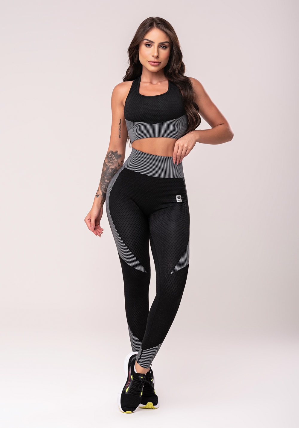Top fitness feminino preto texturizado com bojo e alças cruzadas seamless