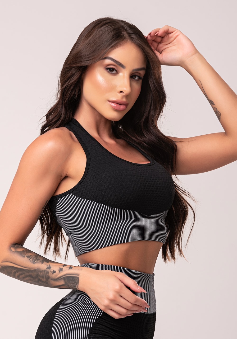 Top fitness feminino preto texturizado com bojo e alças cruzadas seamless