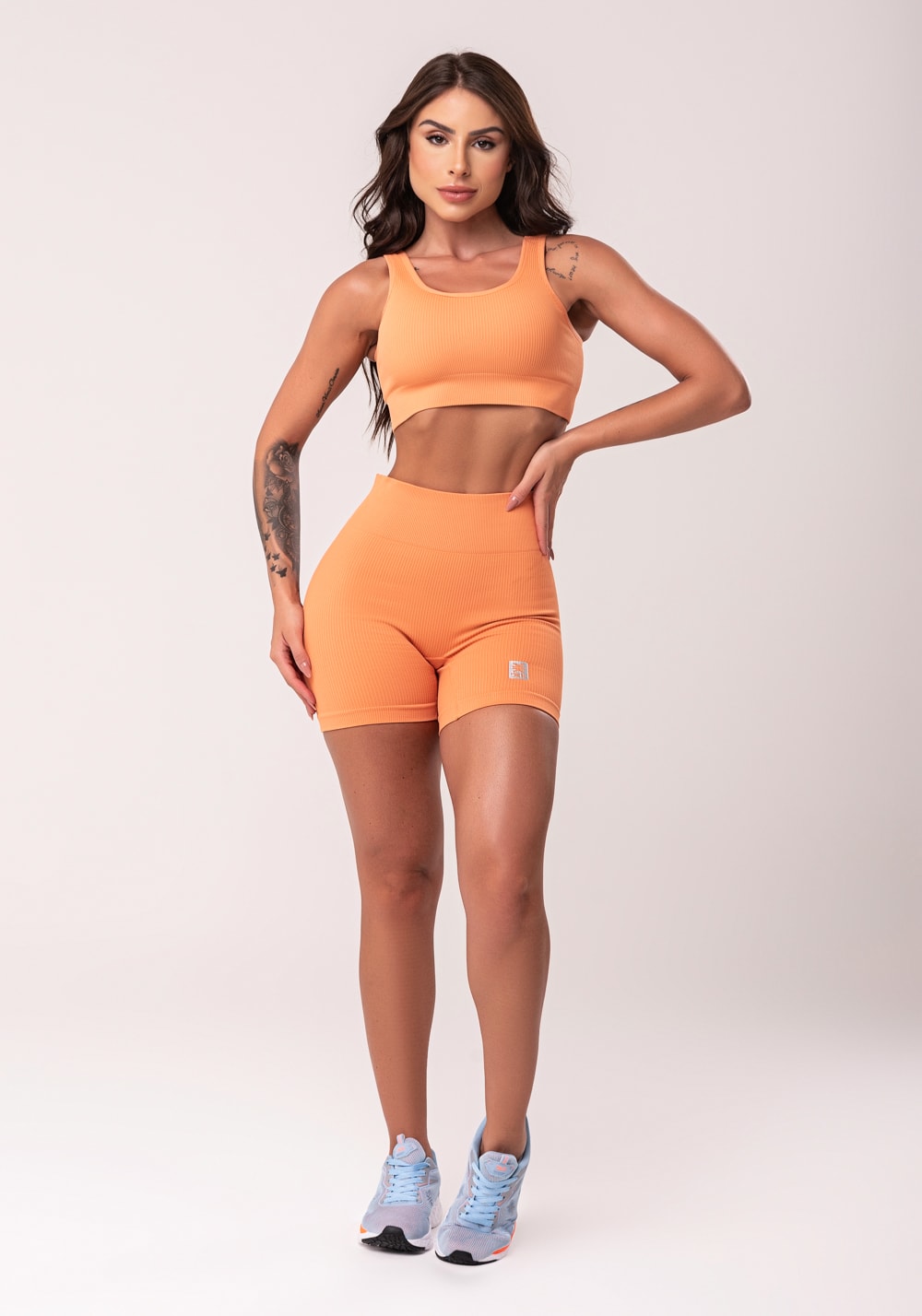 Bermuda fitness feminina laranja com cós alto texturizada seamless