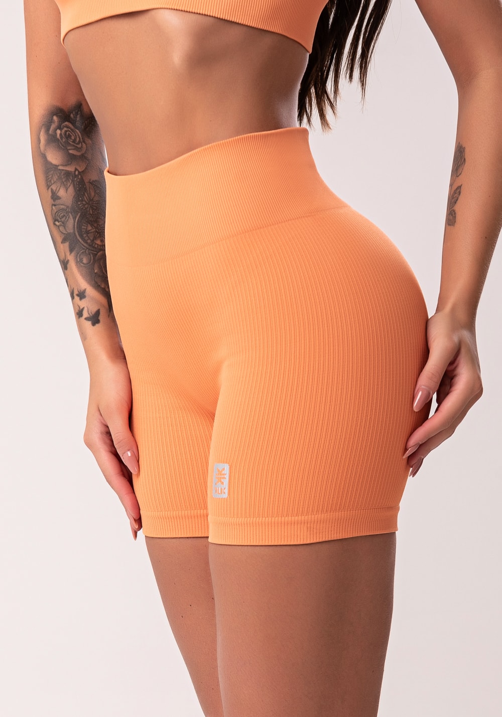 Bermuda fitness feminina laranja com cós alto texturizada seamless
