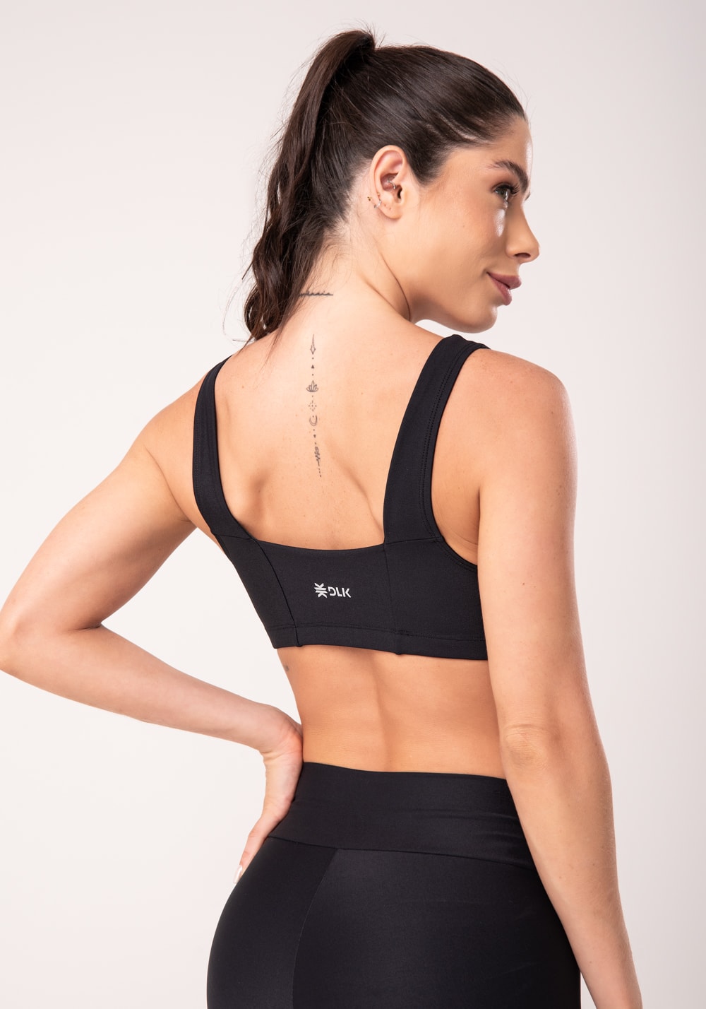 Top fitness feminino preto com recortes e decote reto