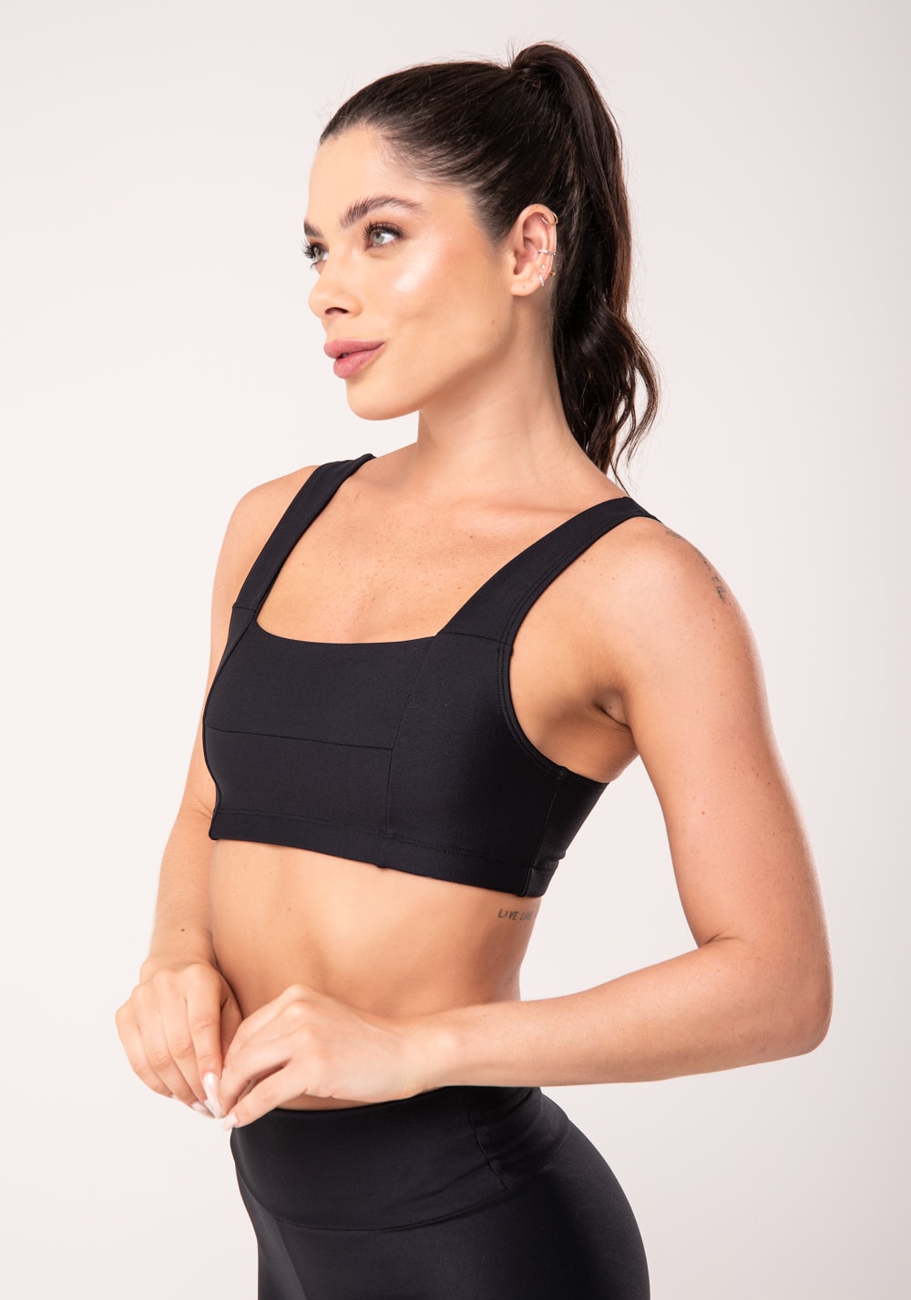 Top fitness feminino preto com recortes e decote reto