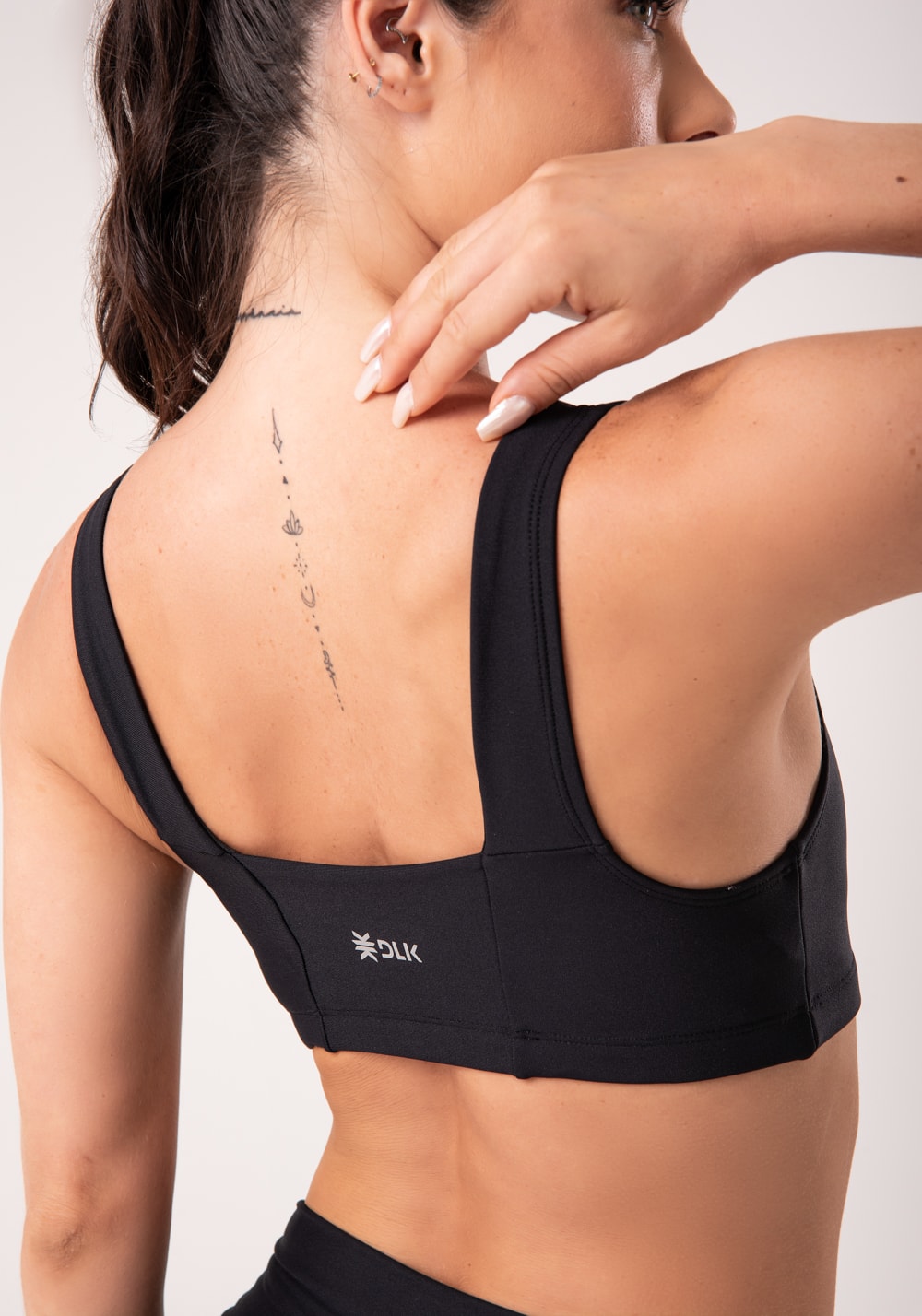 Top fitness feminino preto com recortes e decote reto