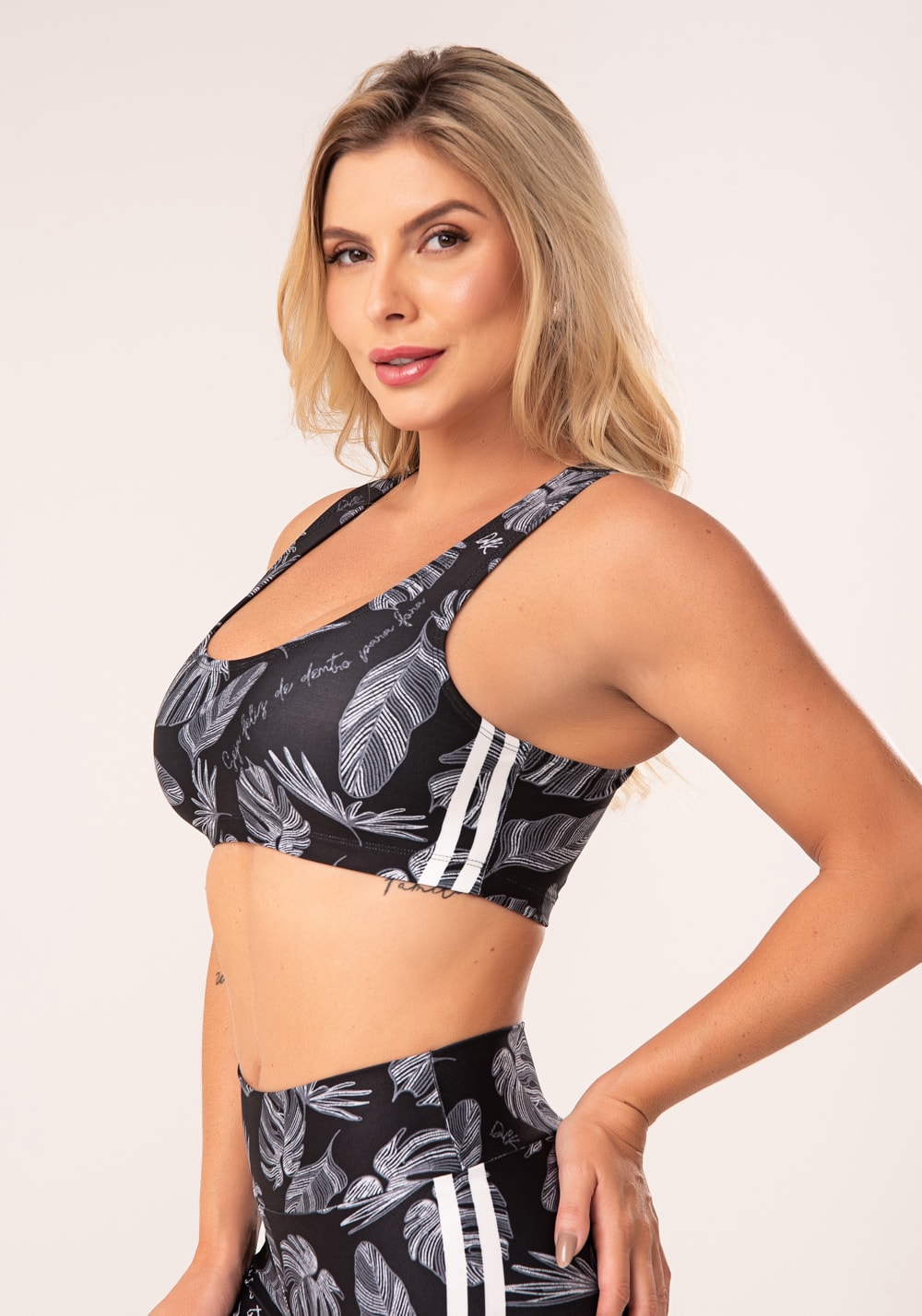 Top fitness feminino estampado folhagens bordadas preto e branco printed