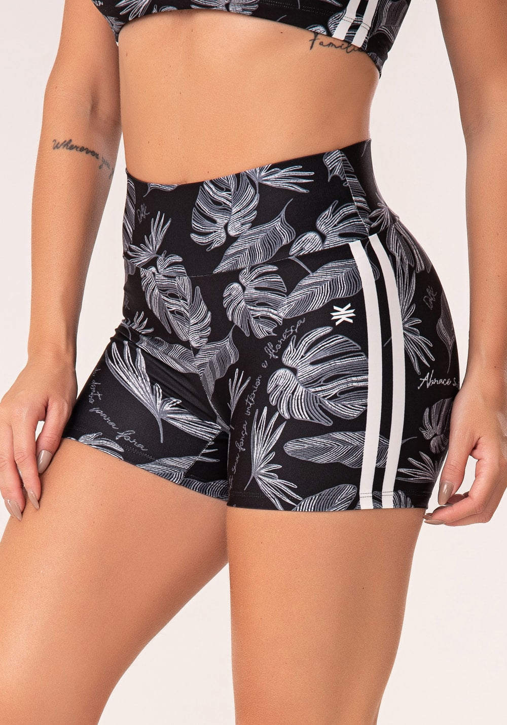 Short fitness feminino estampado folhagens bordadas preto e branco printed
