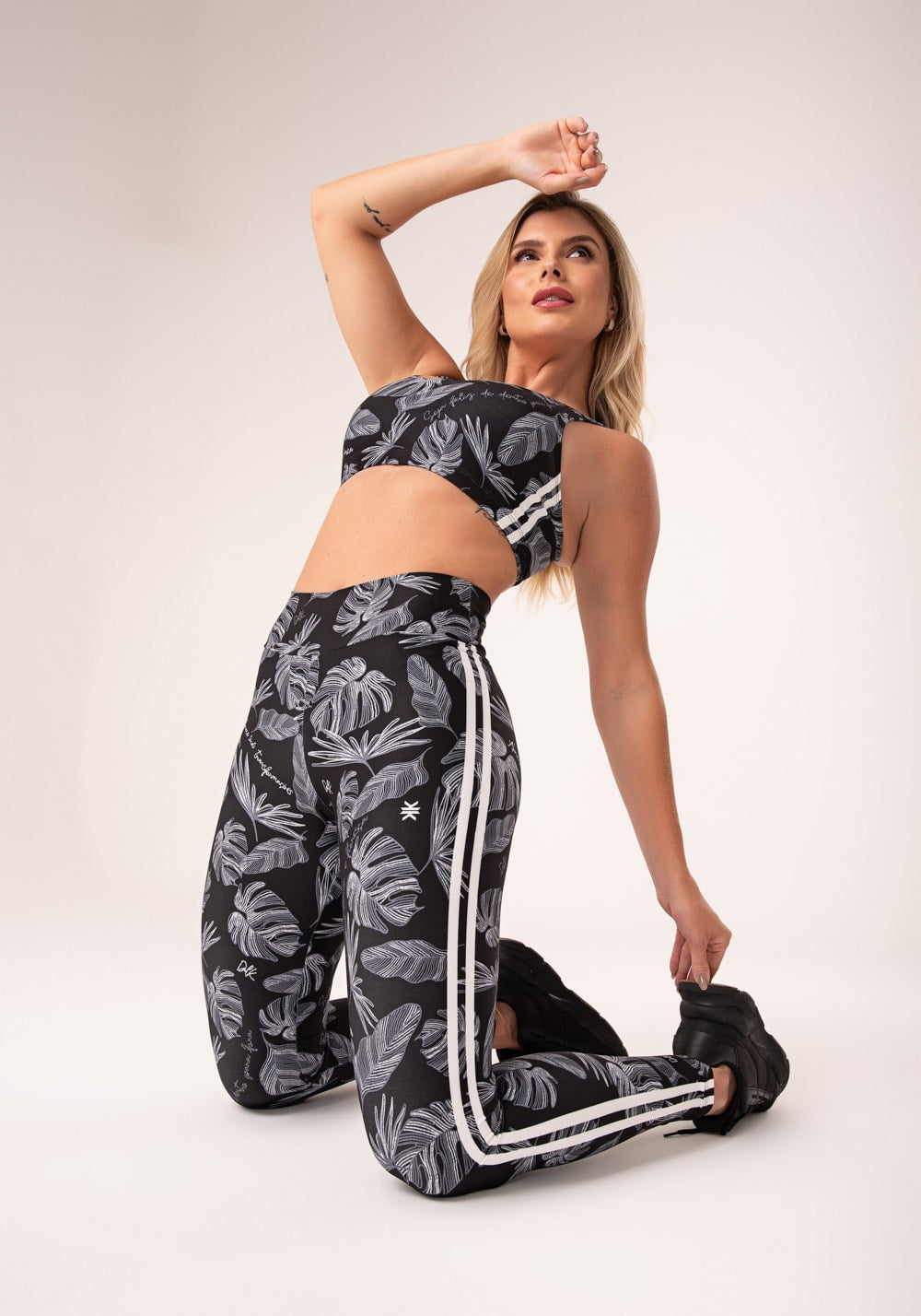Legging fitness feminina estampada folhagens bordadas preto e branco printed