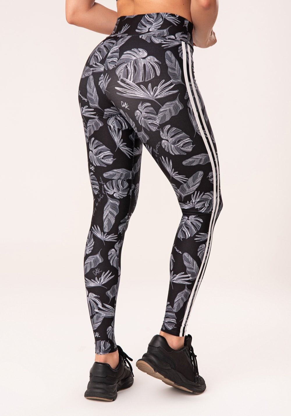 Legging fitness feminina estampada folhagens bordadas preto e branco printed