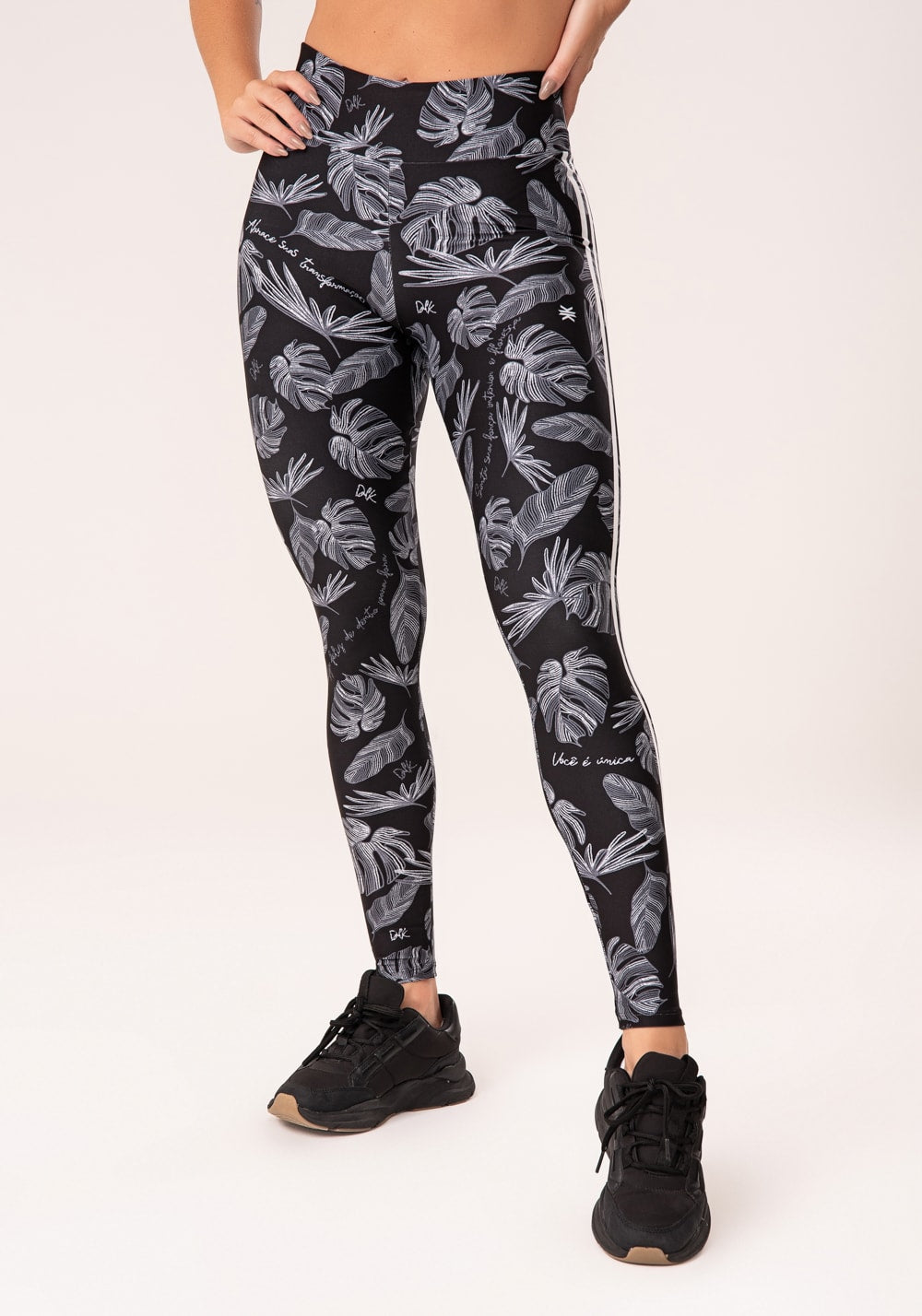 Legging fitness feminina estampada folhagens bordadas preto e branco printed