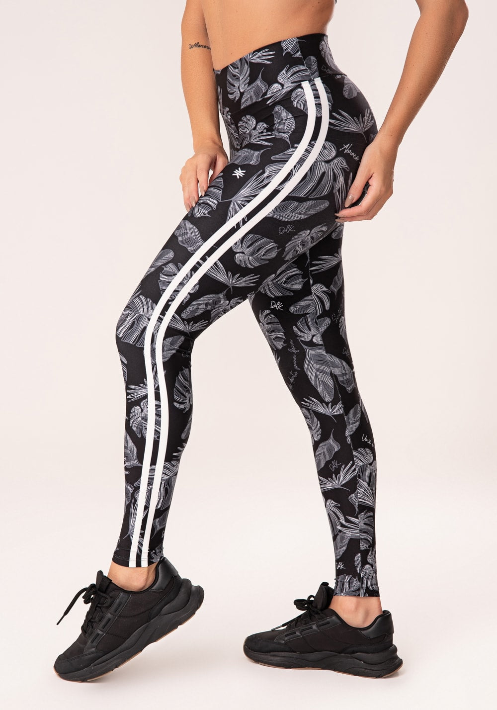 Legging fitness feminina estampada folhagens bordadas preto e branco printed