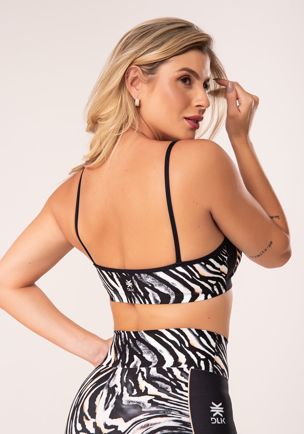 Top fitness feminino com bojo estampado animal print neon laranja printed