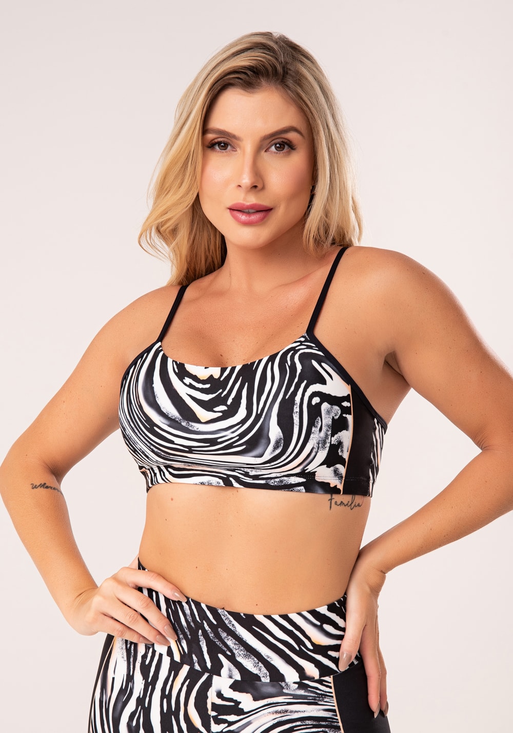 Top fitness feminino com bojo estampado animal print neon laranja printed