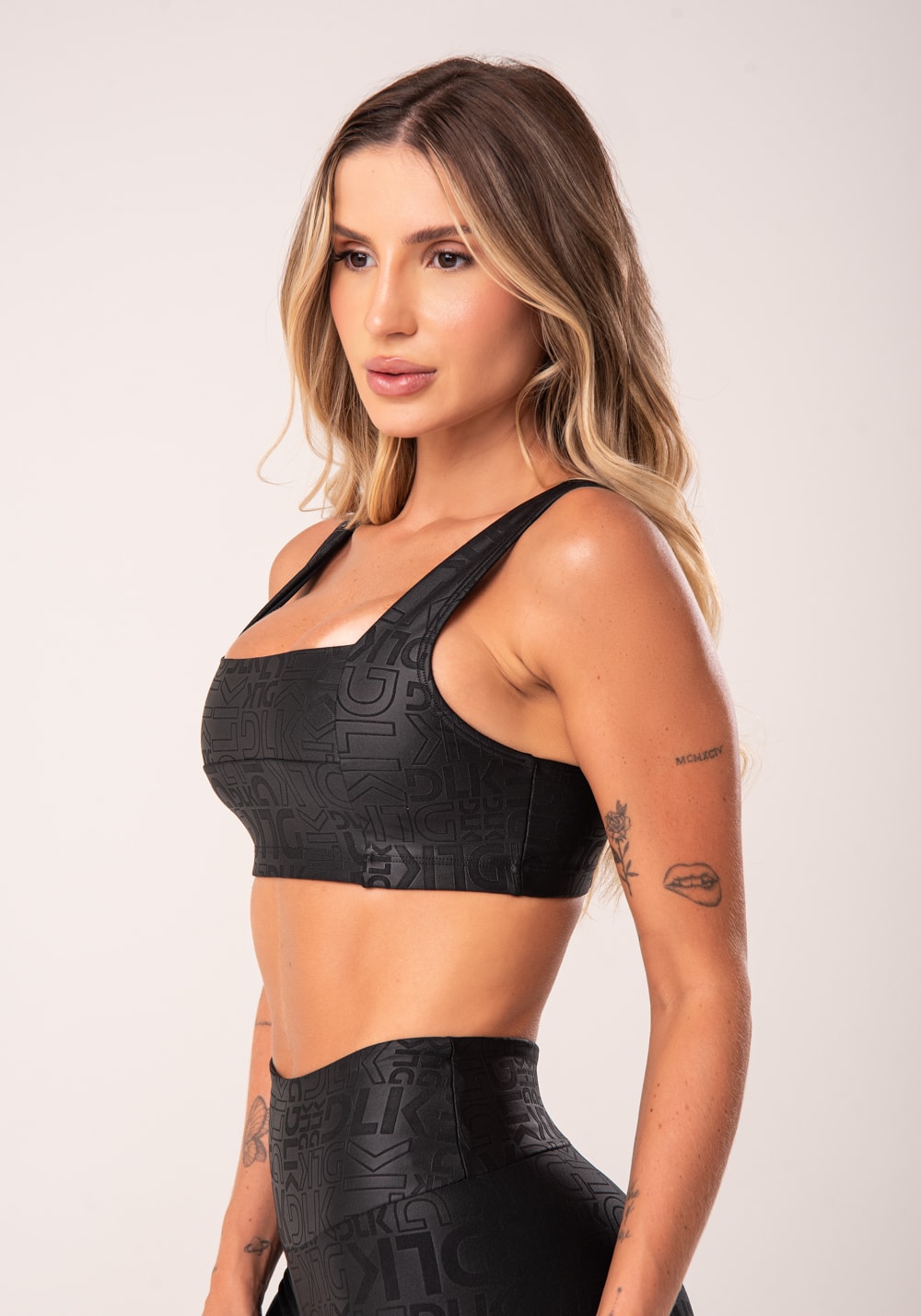 Top shine texturizado decote reto preto