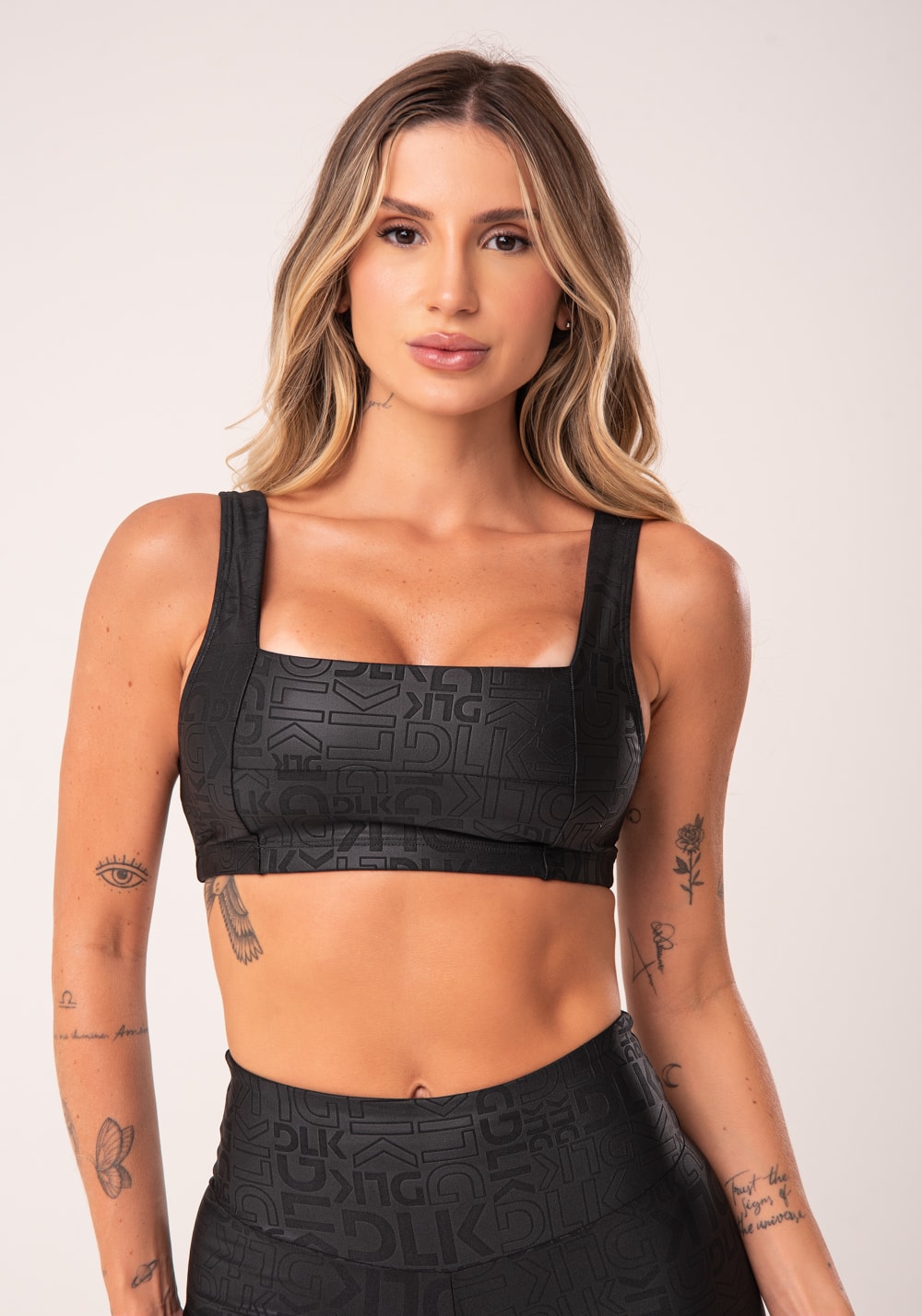 Top shine texturizado decote reto preto
