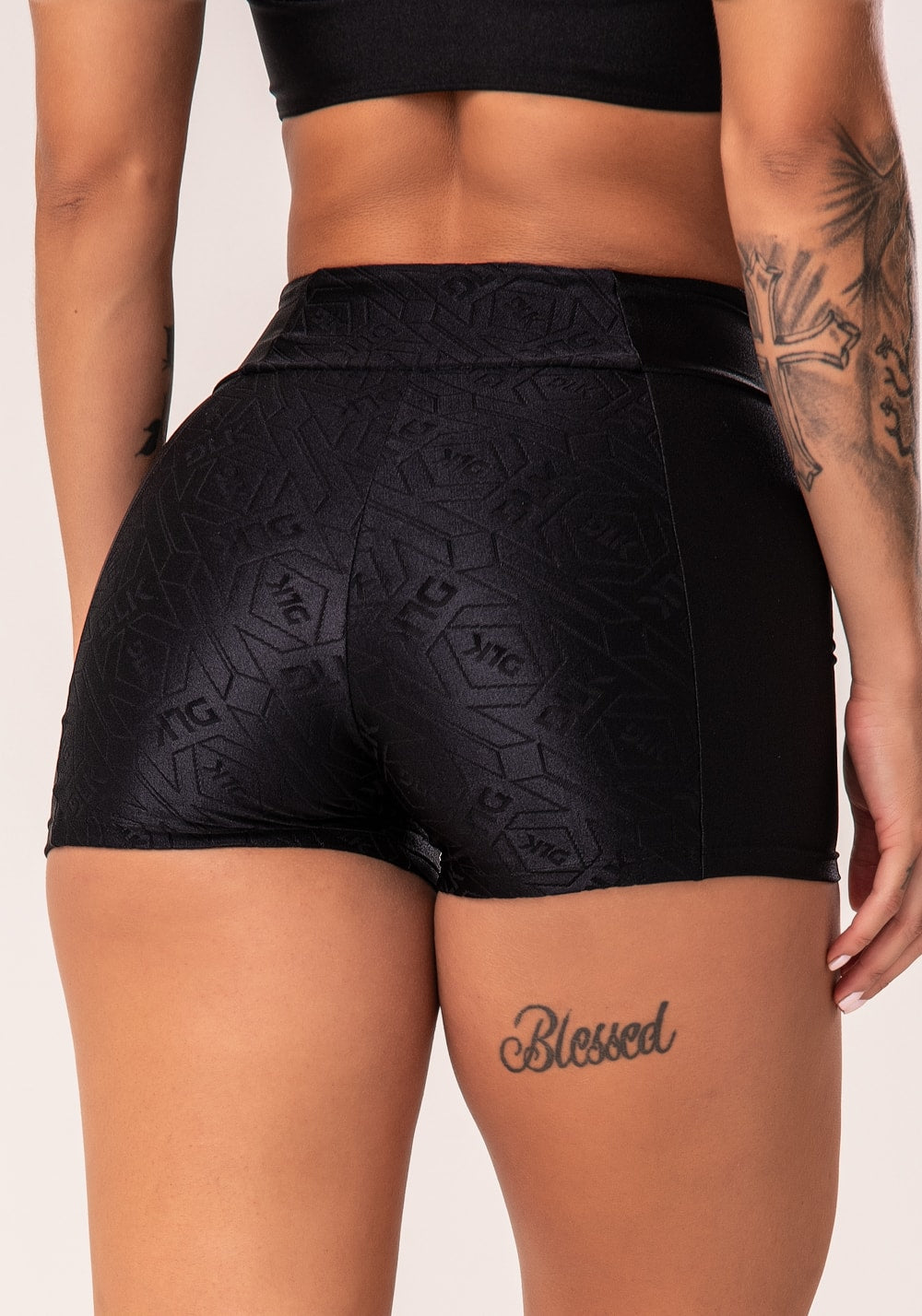 Short fitness feminino preto com recortes logomania flow