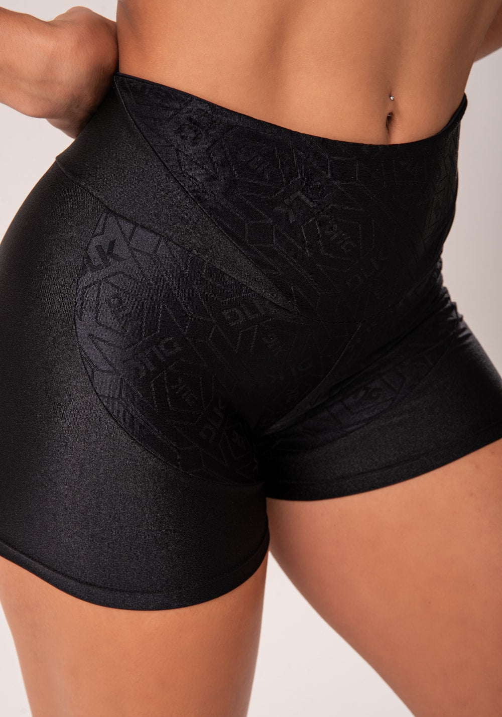 Short fitness feminino preto com recortes logomania flow