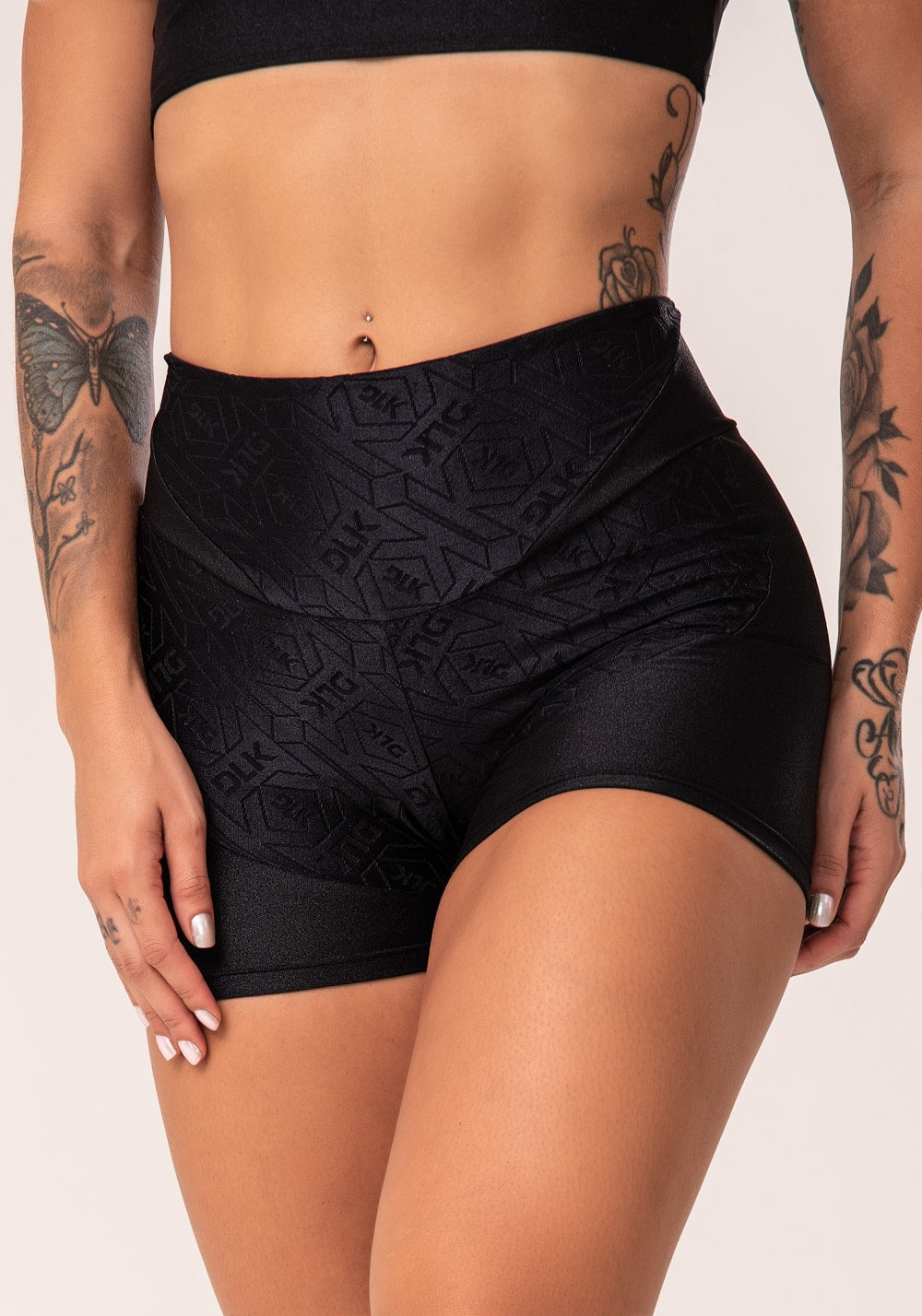 Short fitness feminino preto com recortes logomania flow