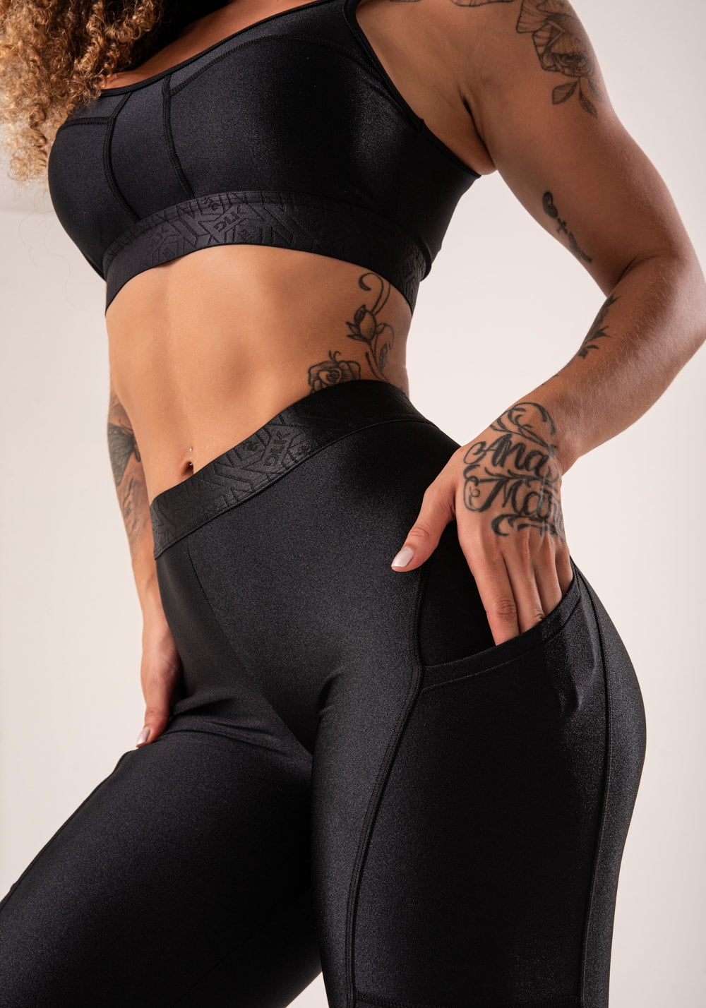 Legging fitness feminina preto com bolsos laterais e elástico flow