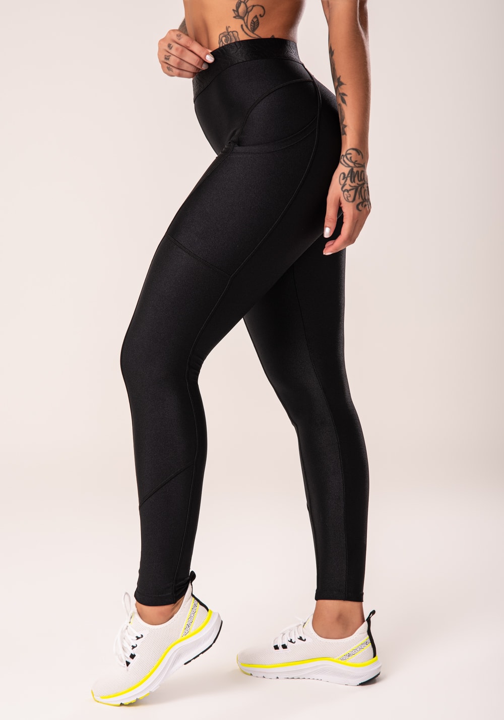 Legging fitness feminina preto com bolsos laterais e elástico flow