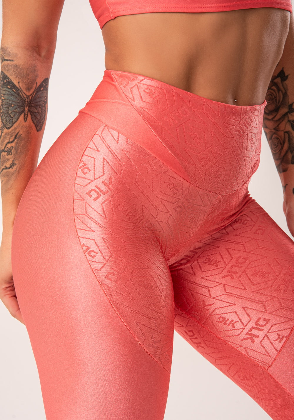 Legging fitness feminina coral com recortes e logomania flow