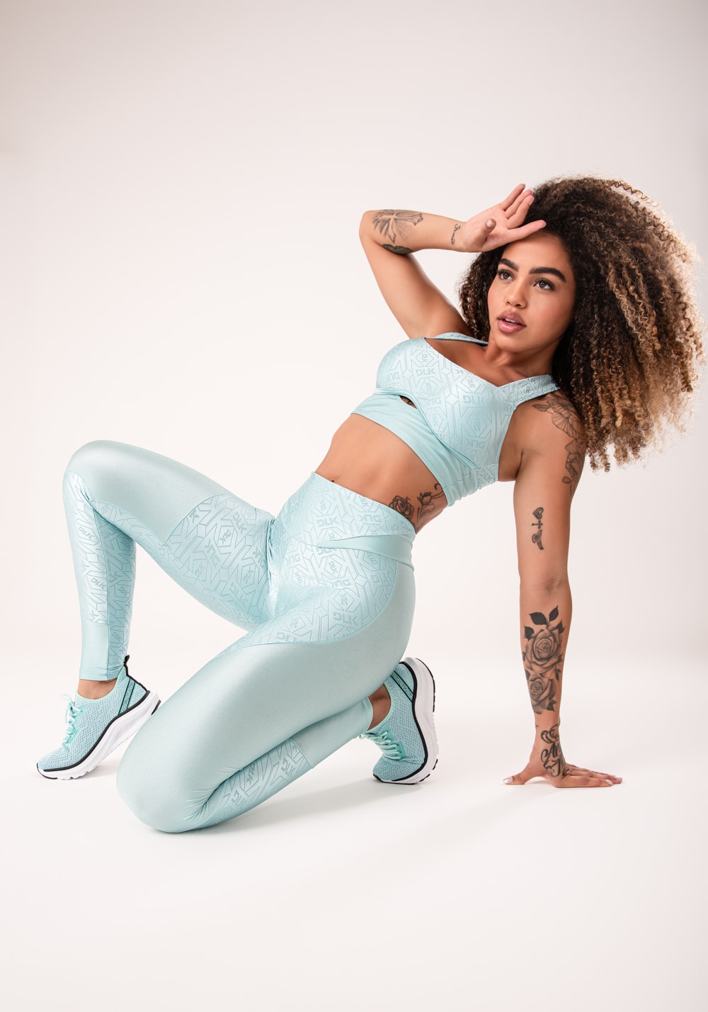 Legging fitness feminina verde com recortes e logomania flow