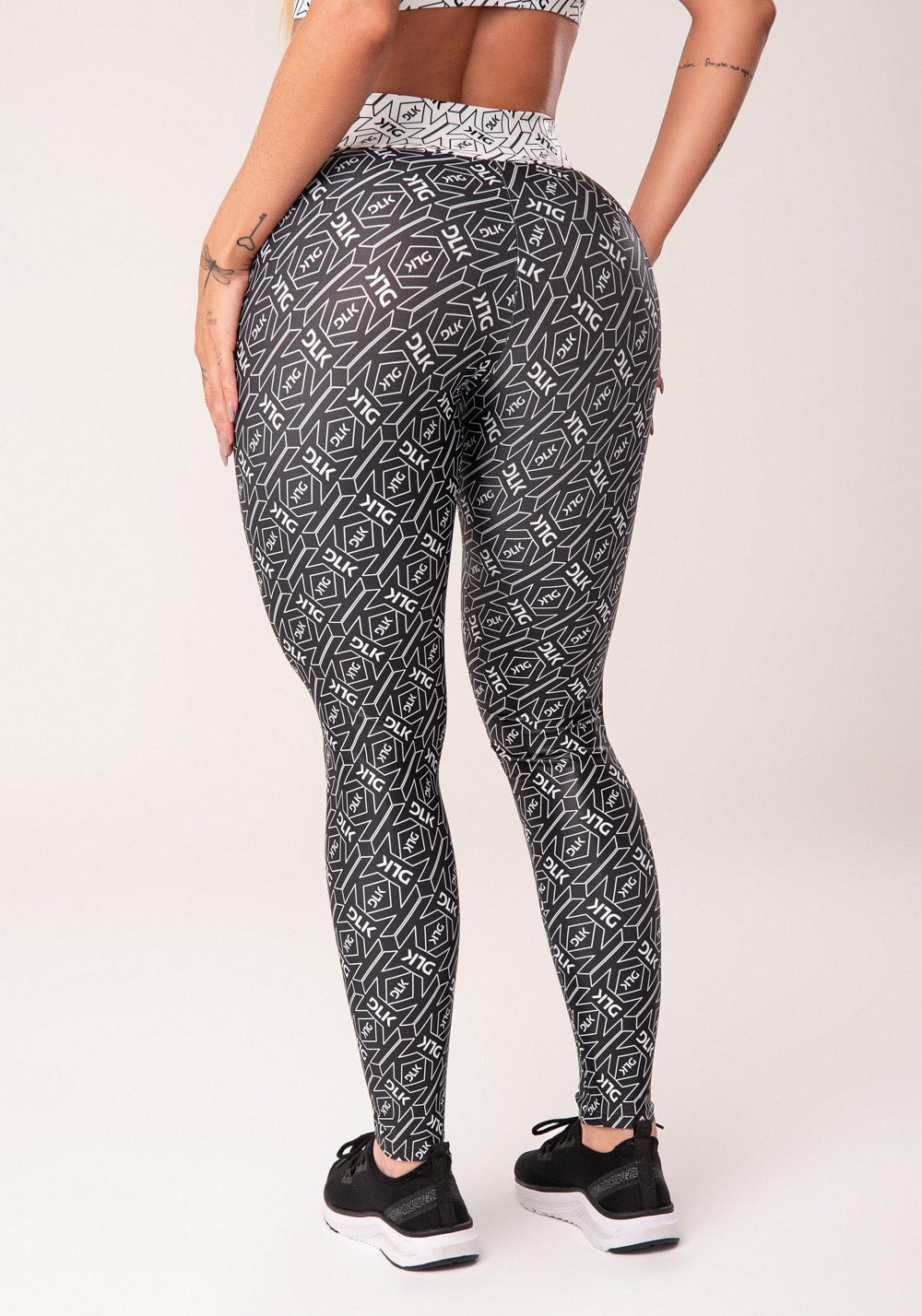 Legging fitness feminina branco e preto logomania flow