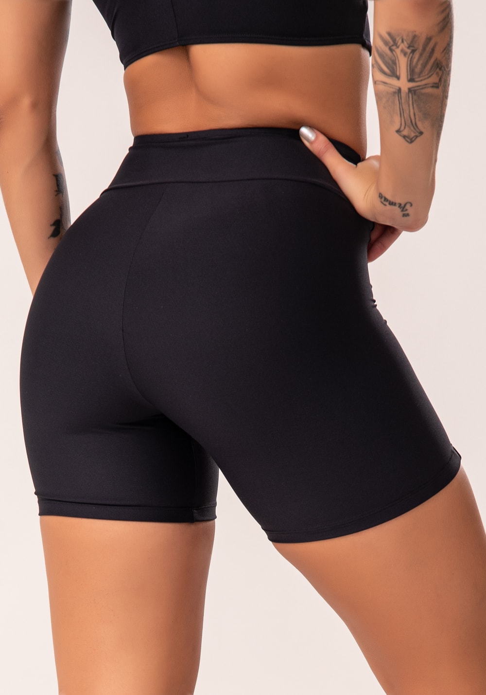 Bermuda fitness feminina preto com recortes e pesponto flow