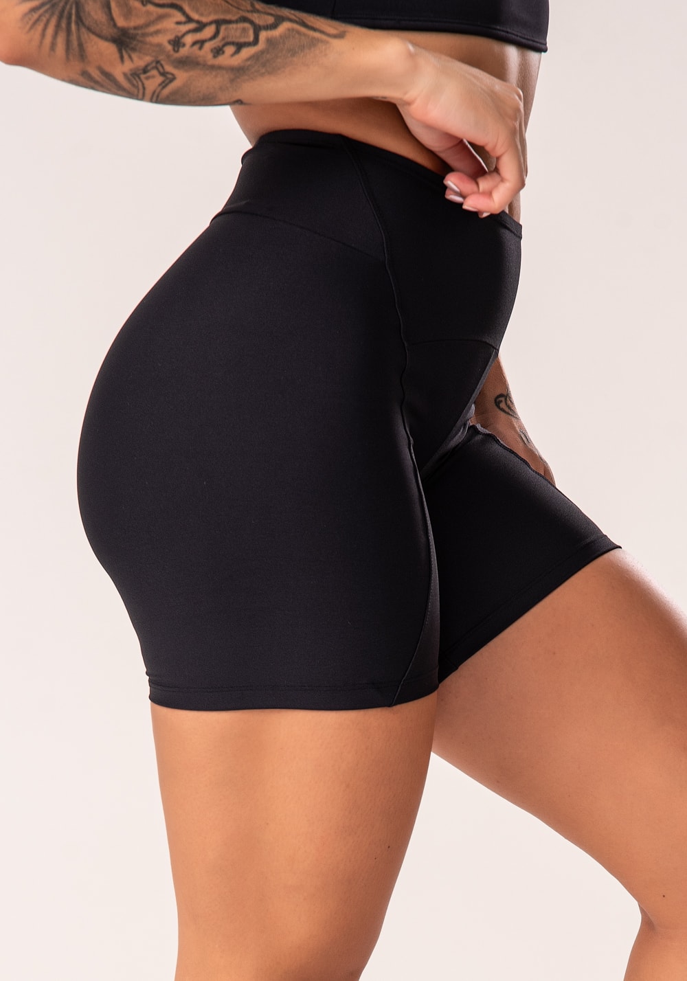 Bermuda fitness feminina preto com recortes e pesponto flow
