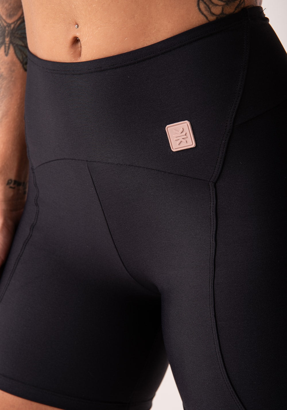 Bermuda fitness feminina preto com recortes e pesponto flow