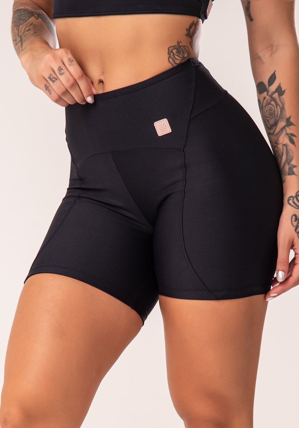 Bermuda fitness feminina preto com recortes e pesponto flow